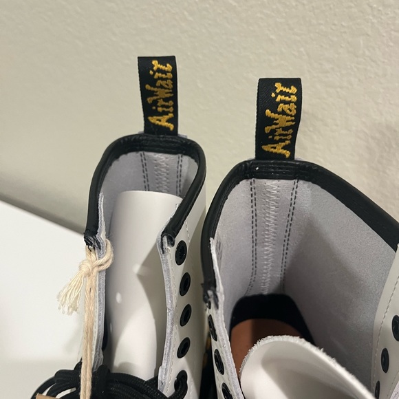 Doc Martens 1460 SMOOTH LEATHER LACE UP BOOTS, white size 6 - Picture 14 of 15